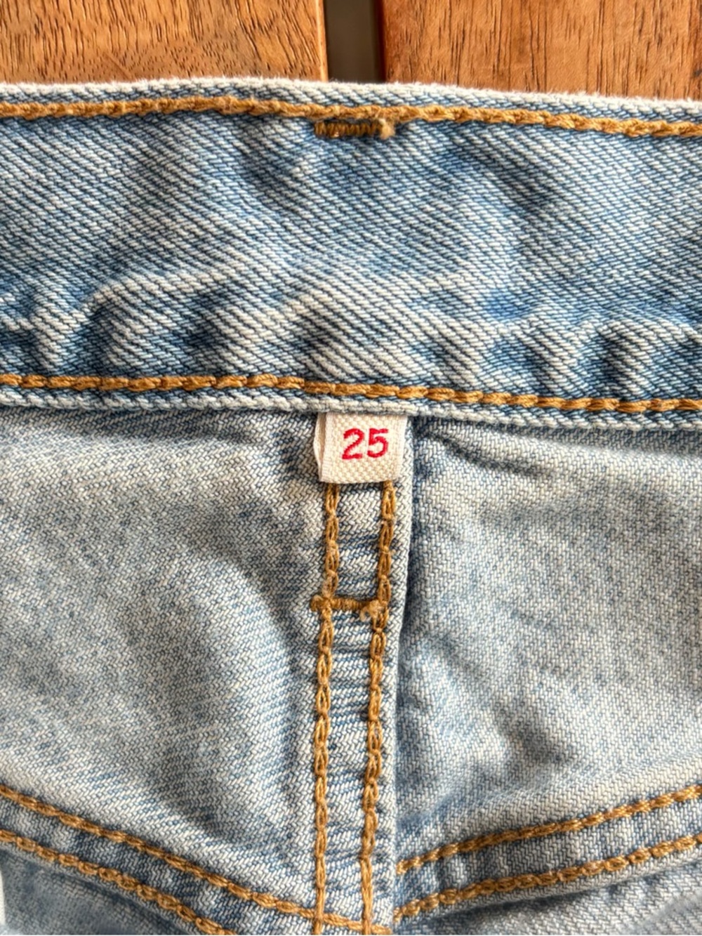 Levi's Denim Shorts Women’s 25 Light Wash Raw Hem - Picture 7 of 10